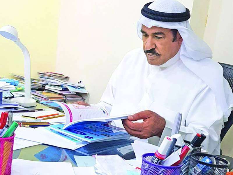 


الخياط متصفحاً مؤلفاته 