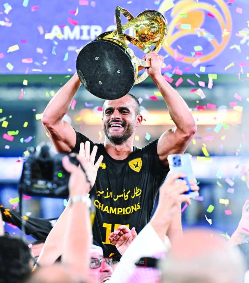 


النجم بدر المطوع حاملاً كأس الأمير... هل تكون الأخيرة؟ 	 (تصوير عبدالعزيز كنعان) 