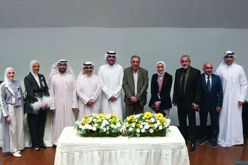 أعضاء هيئة التدريس بالجامعة على هامش الحفل 