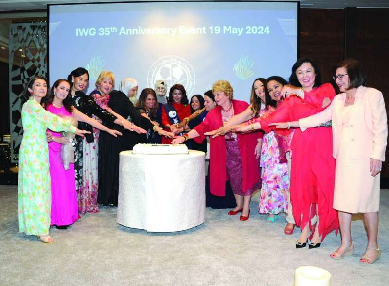 


الشيخة هنوف البدر تتوسط عضوات المجموعة 