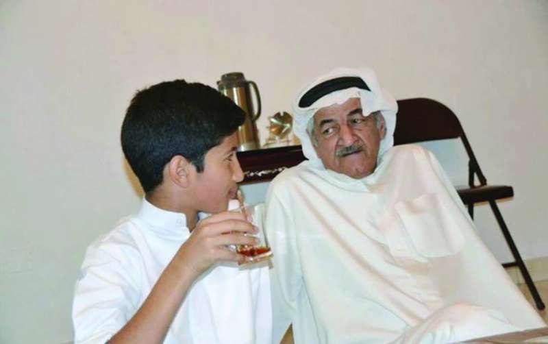 العوضي الصغير مع جده الراحل