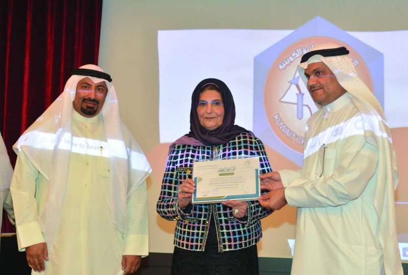 الدكتورة الخرافي متسلمة شهادة العضوية الفخرية في الاتحاد