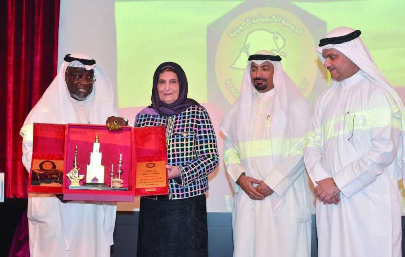 ... وتتسلم درعاً تكريمية من الجمعية الكيميائية الكويتية       (تصوير سعود سالم)