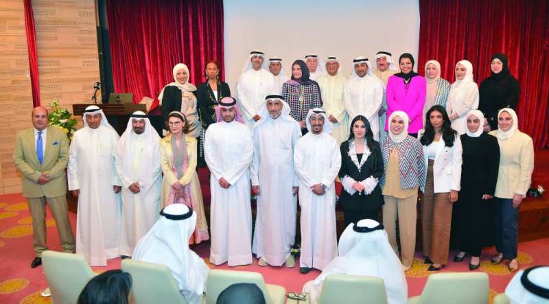 الدكتورة الخرافي متوسطة المشاركين في حفل التكريم 