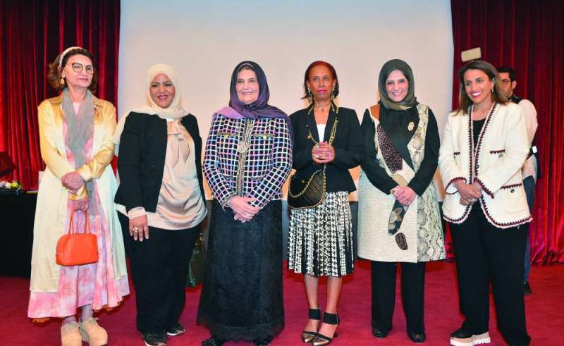 


فايزة الخرافي وأريج الغانم وعدد من السيدات اللاتي حضرن التكريم 