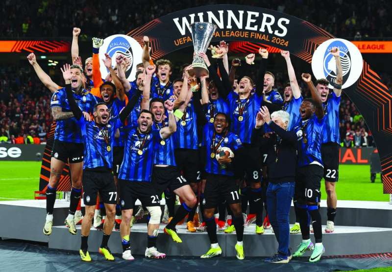 لاعبو أتالانتا متوجون بكأس الدوري الأوروبي 	 (رويترز) 