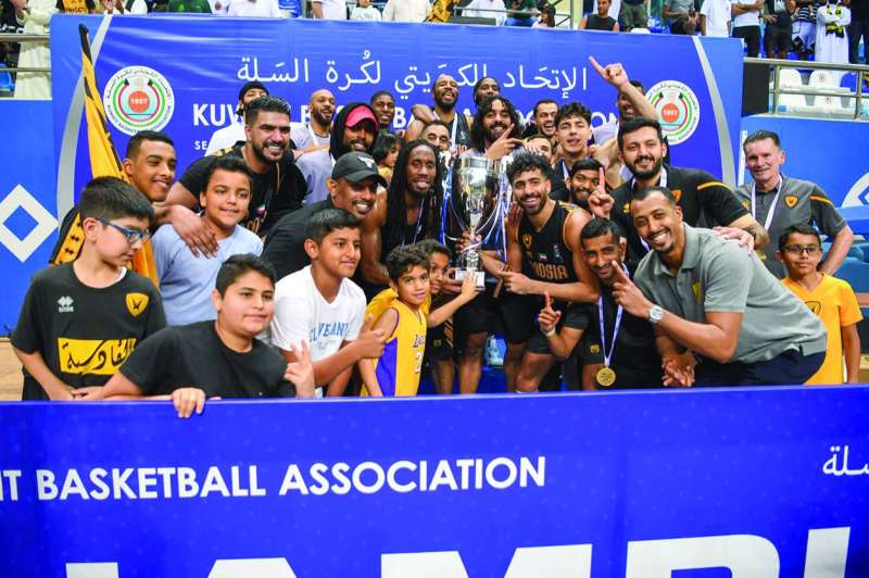 لاعبو القادسية يتوّجون بكأس كرة السلة 