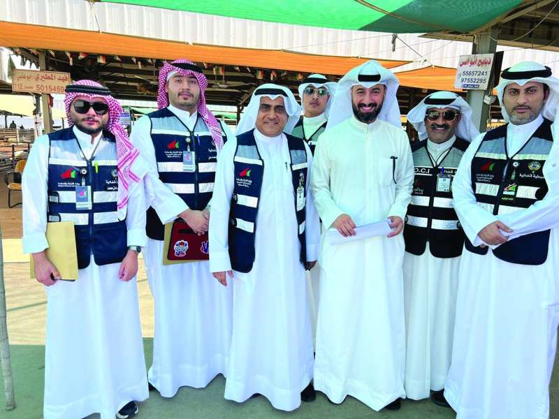 الأنصاري متوسطاً فريق طوارئ وزارة التجارة أثناء جولة في السوق 