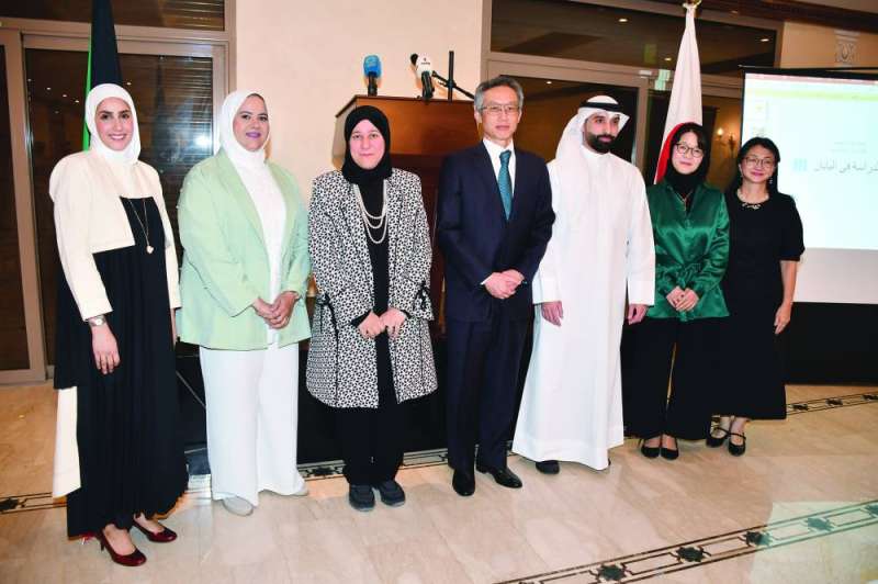 السفير ياسوناري مع عدد من المشاركين في الحفل