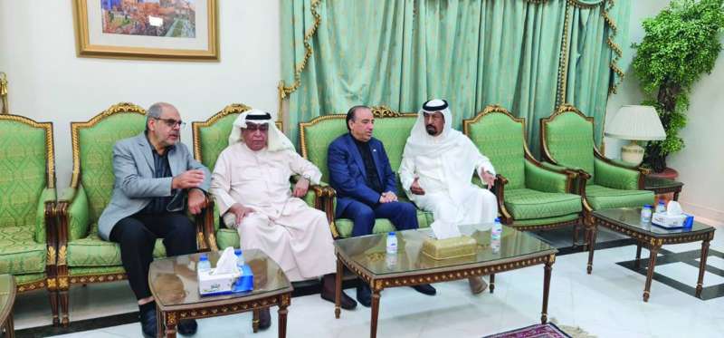 السفير علي الخالد وعدنان الراشد يعزيان السفير الإيراني	 (تصوير سعود سالم) 