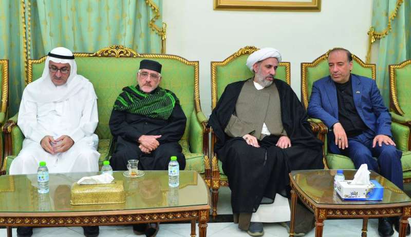 السفير الإيراني مع عدد من المعزين 