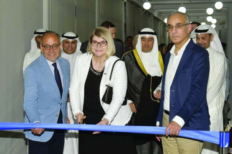 


السفيرة كويستينن وفريلاند والجسار في افتتاح المعرض 