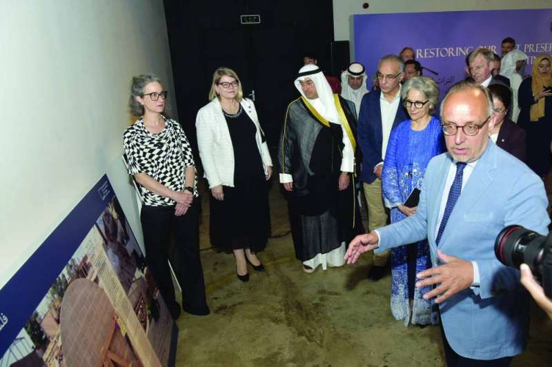 فريلاند شارحاً للضيوف محتويات المعرض