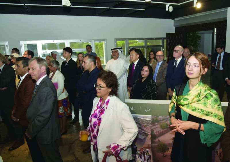 جولة للحضور في المعرض 