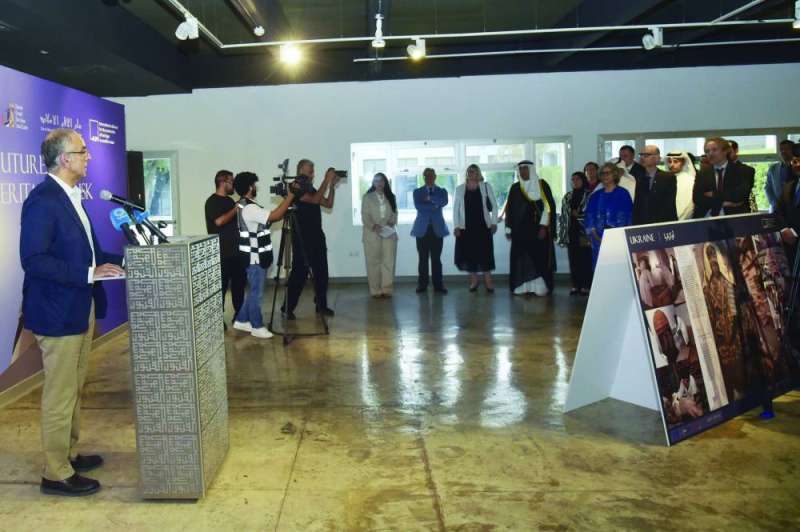 


الجسار متحدثاً عقب افتتاح المعرض 