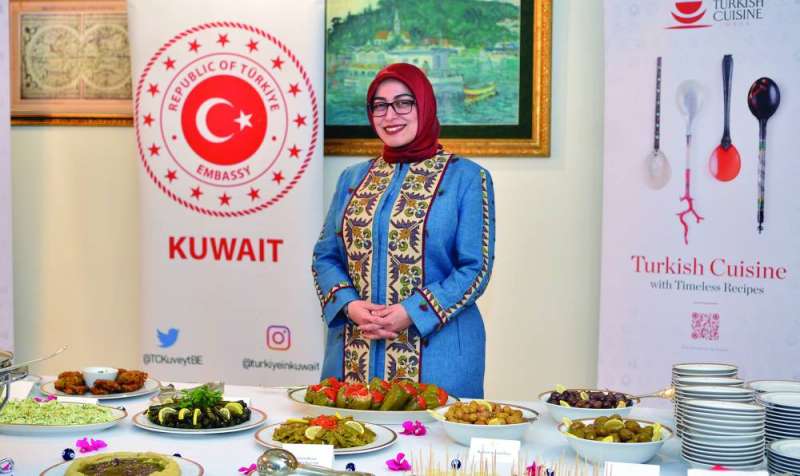 


السفيرة التركية أمام عدد من الأطباق التركية التقليدية	 (تصوير سعود سالم) 