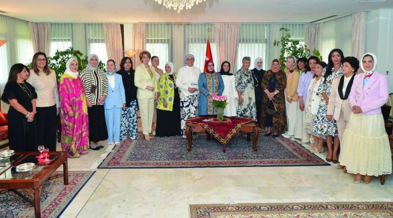 السفيرة سونمز وضيفاتها في لقطة جماعية