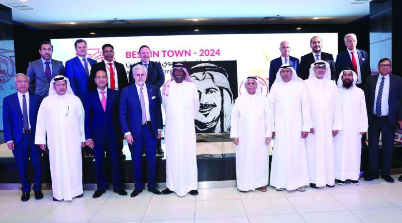 


مبارك الساير وبينغت شولتز والإدارة التنفيذية لـ«الساير» في لقطة جماعية 