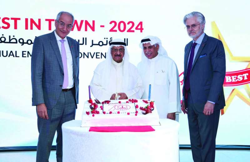 


فيصل بدر الساير ومبارك ناصر الساير خلال تقطيع كيكة الاحتفال 