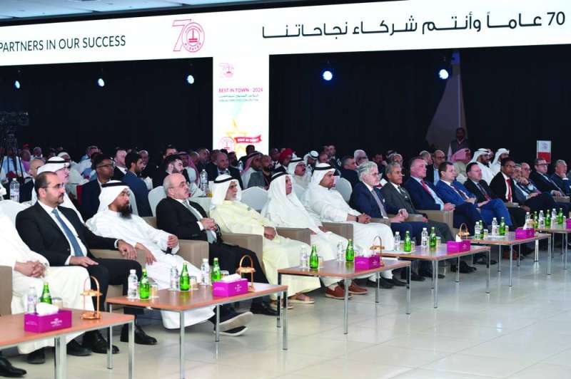 


موظفو المجموعة خلال اللقاء 