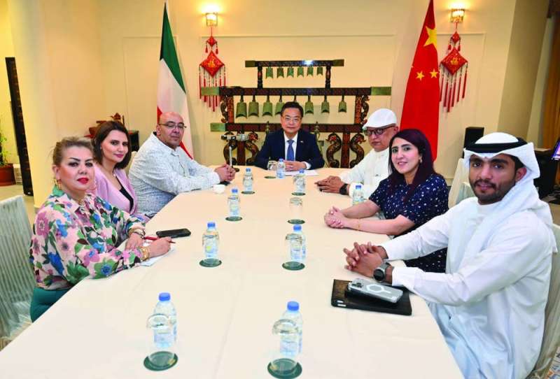 السفير الصيني مع الصحافيين 