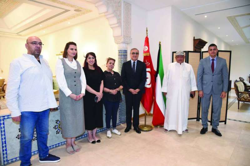 


السفير التونسي مع ممثلي وسائل الإعلام 