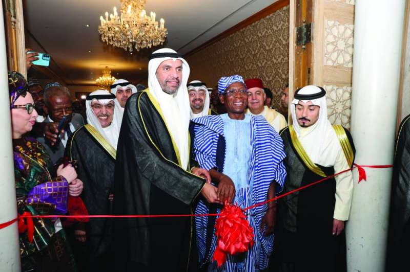 وزير الخارجية مشاركاً سفير توغو قص شريط افتتاح الاحتفال 