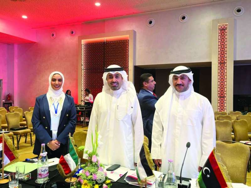 


راكان العجمي متوسطاً نورة الوهيب وعبدالله العابدين 