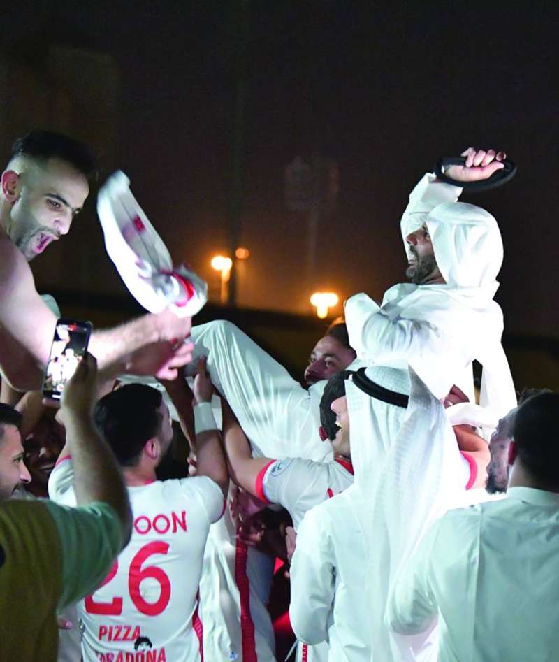 لاعبو الكويت يحملون رئيس النادي خالد الغانم على الأكتاف 