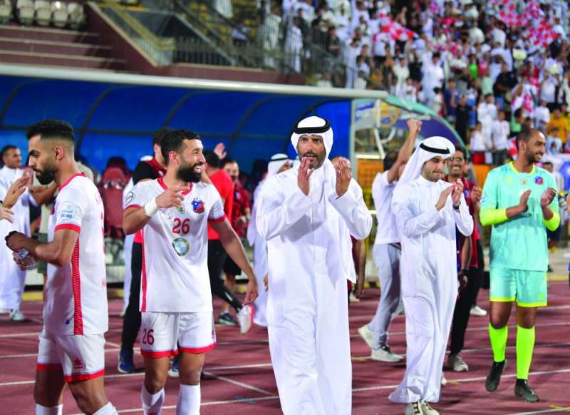 خالد الغانم يحتفل مع اللاعبين
