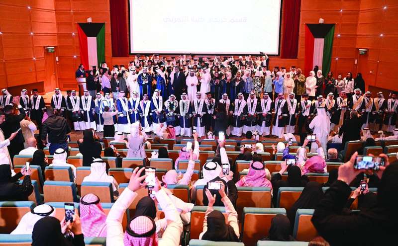 الخريجون والخريجات في لقطة جماعية	(تصوير نايف العقلة) 