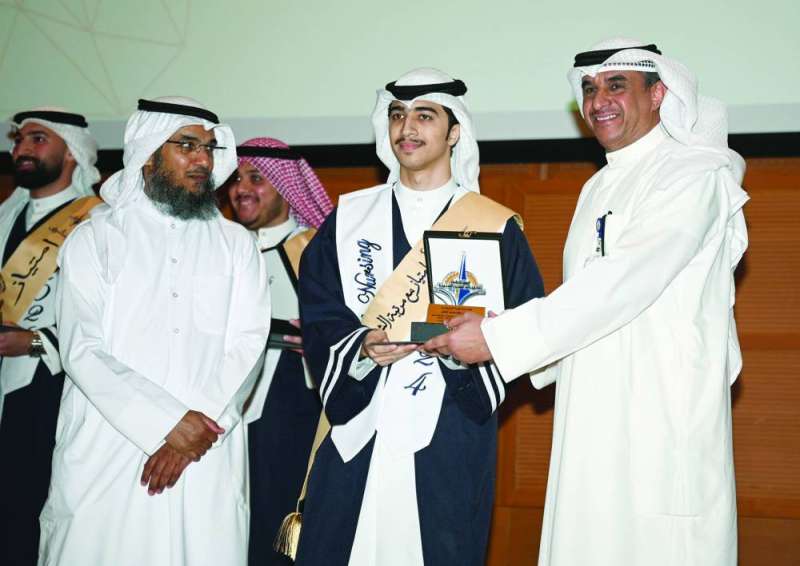 تكريم أحد الطلبة 