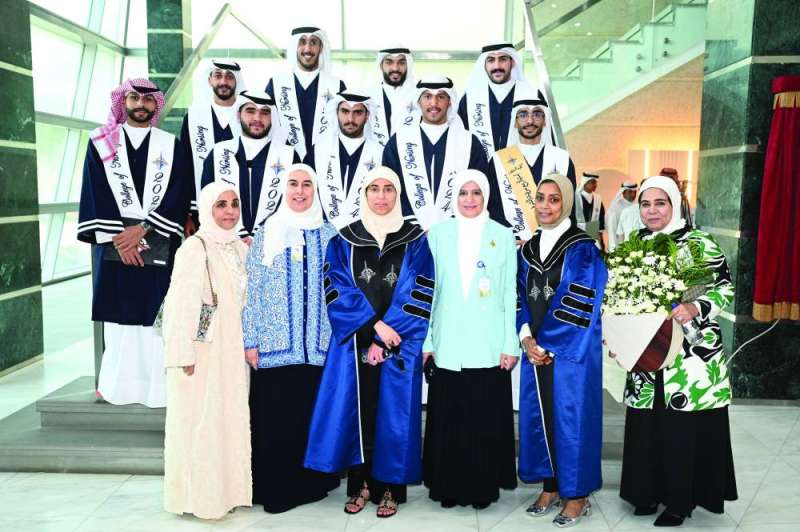 خريجون مع عضوات هيئة التدريس 

 