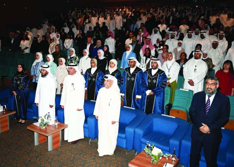 


الفجام ومسؤولو الهيئة لدى عزف النشيد الوطني

 