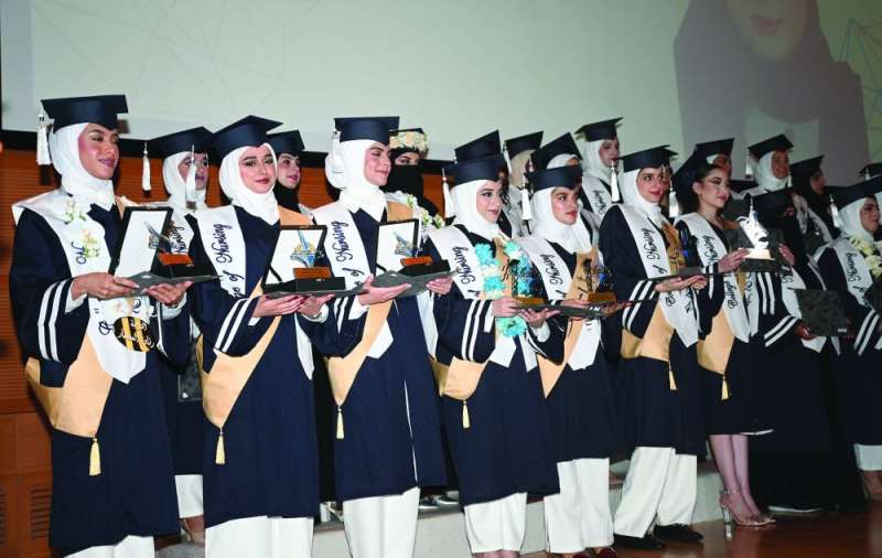 


عدد من الخرّيجات 