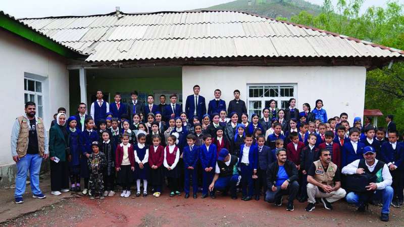 طلبة المدرسة عقب افتتاحها 