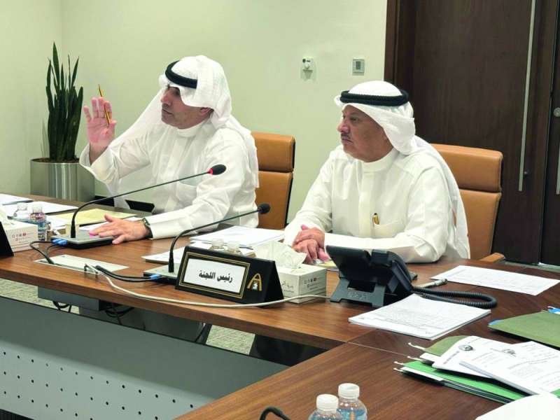 نصار بن مهيني وسعود الكندري خلال الاجتماع 