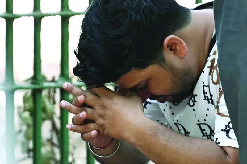 والد أحد الضحايا متأثراً لوفاة صغيره