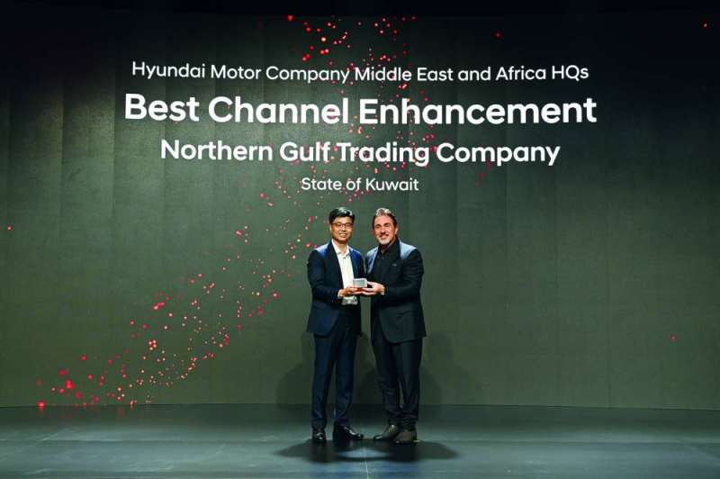 


ترجمان خلال تسلم الجائزة 