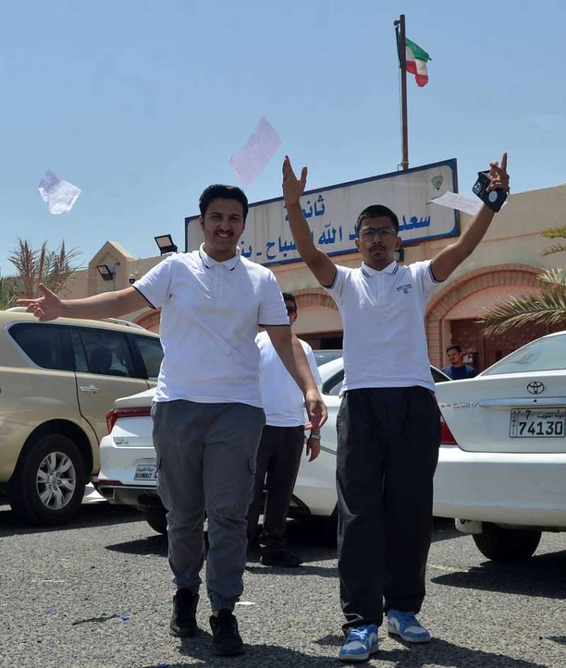 أوراق المراجعة... تطايرت في الهواء (تصوير سعود سالم)