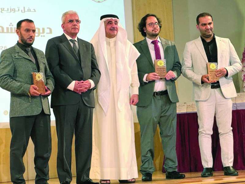 


البابطين وطهبوب مع الفائزين بجائزة «ديوان شهداء العزة»	 (تصوير سعود سالم) 