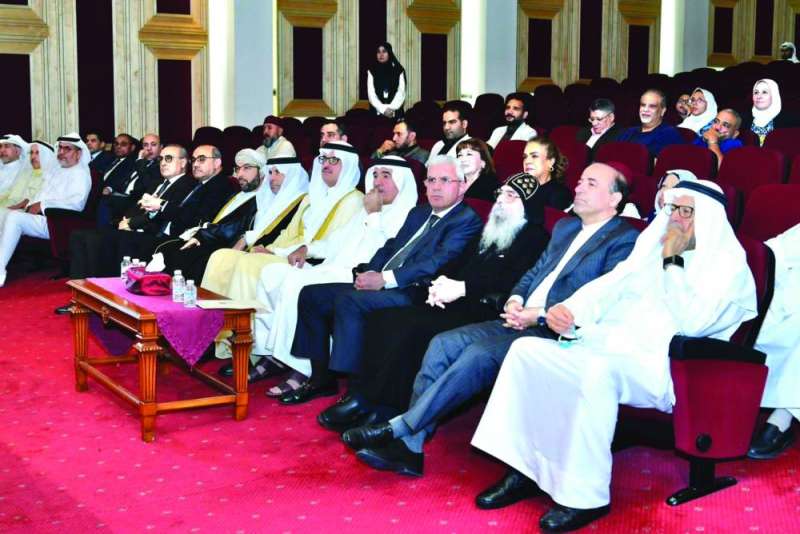 جمع من السفراء والأدباء والشخصيات الدينية في مقدم الحضور 