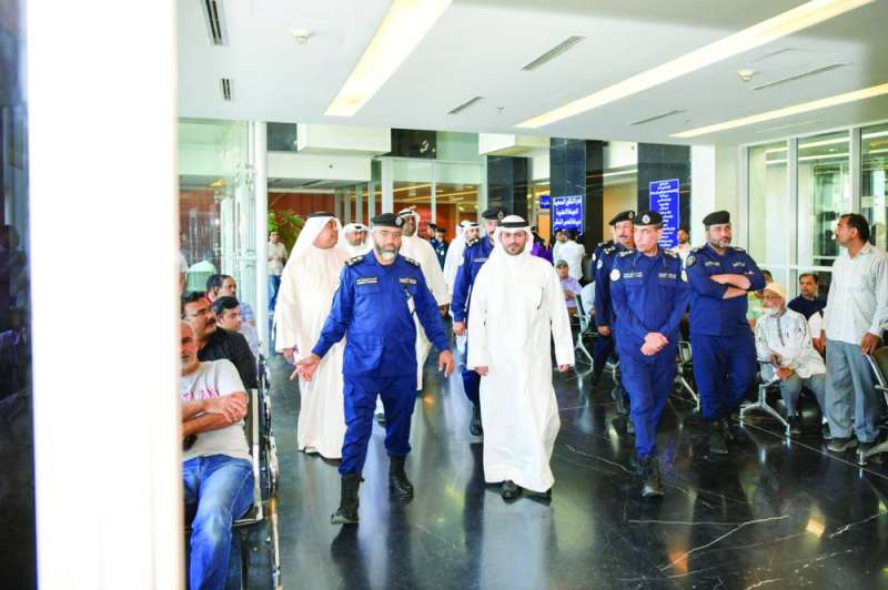 مُحافظ مبارك الكبير وقادة أمنيون خلال الجولة 