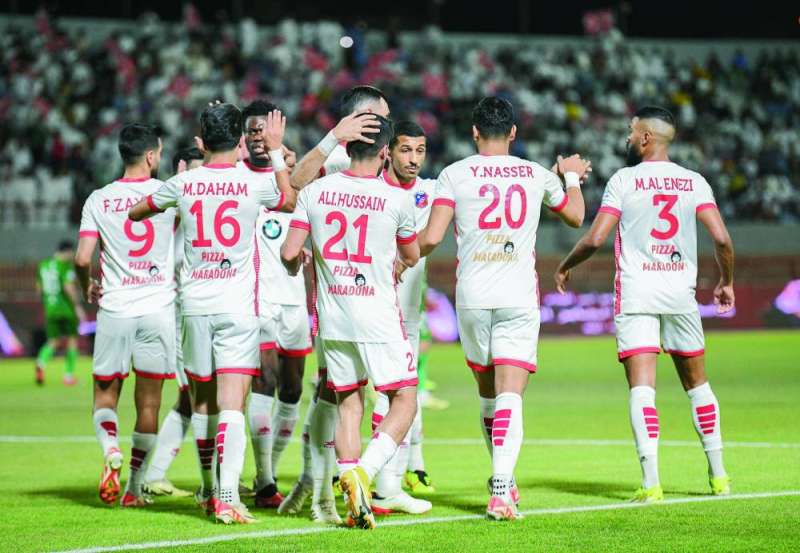 لاعبو الكويت يحتفلون بهدف يوسف ناصر