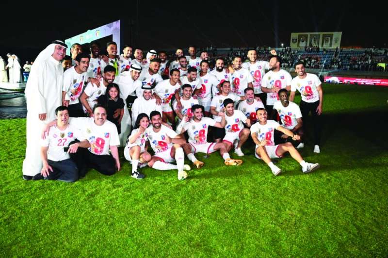 


لاعبو الكويت يحتفلون بالفوز  (تصوير نايف العقلة) 