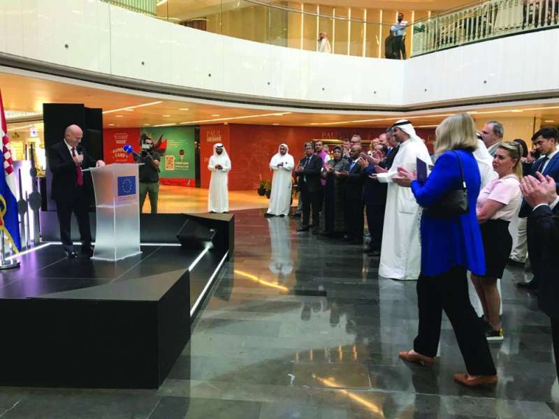 السفير الكرواتي متحدثاً عقب افتتاح المعرض 