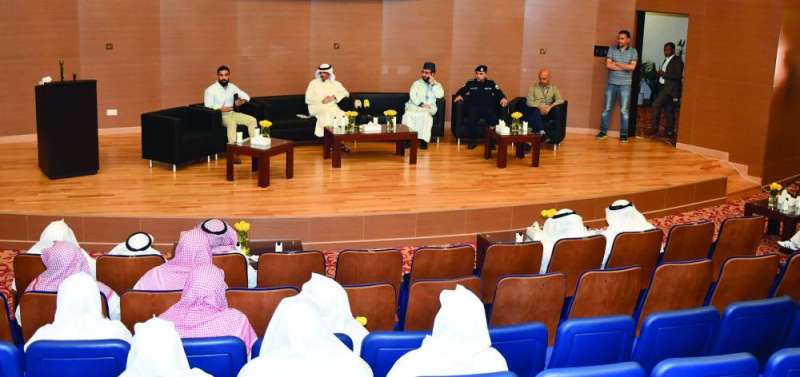 


 المتحدثون في الحلقة النقاشية	 (تصوير نايف العقلة) 