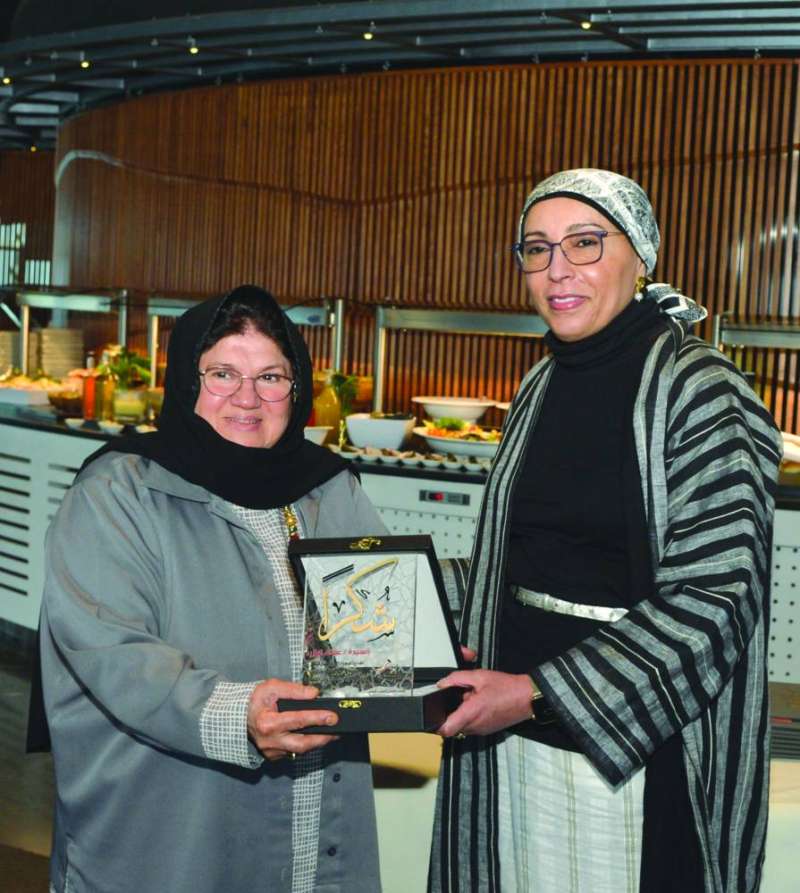 السعد تُكرّم إحدى المشاركات 	(تصوير سعود سالم) 