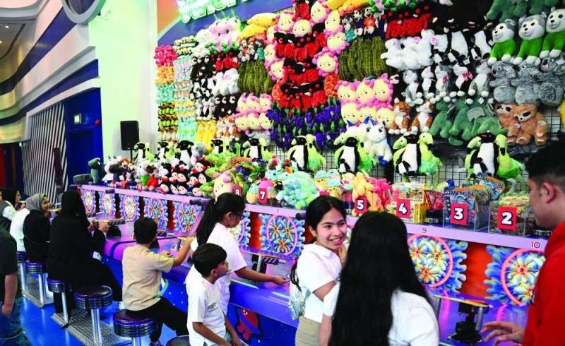 أطفال على ألعابهم خلال اليوم الترفيهي