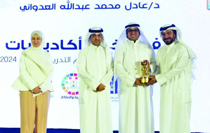 جانب من تكريم الخريجين 